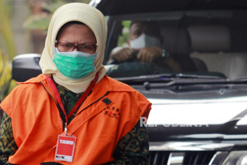 Tersangka kasus proyek fiktif pada PT Waskita Karya Desi Arryani bersiap menjalani pemeriksaan lanjutan di gedung KPK, Jakarta.