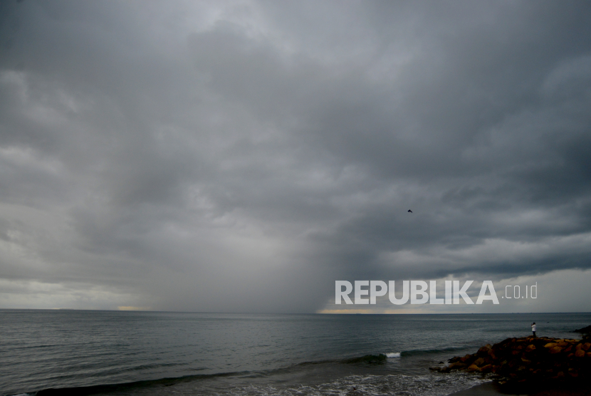 Warga melihat awan hujan di Pantai Padang, Sumatera Barat, Kamis (9/12/2021). Badan Meteorologi, Klimatologi, dan Geofisika (BMKG) mendeteksi sirkulasi siklonik di sejumlah daerah yang mempengaruhi kondisi cuaca di 34 kota besar di Indonesia, Jumat (24/3/2023).