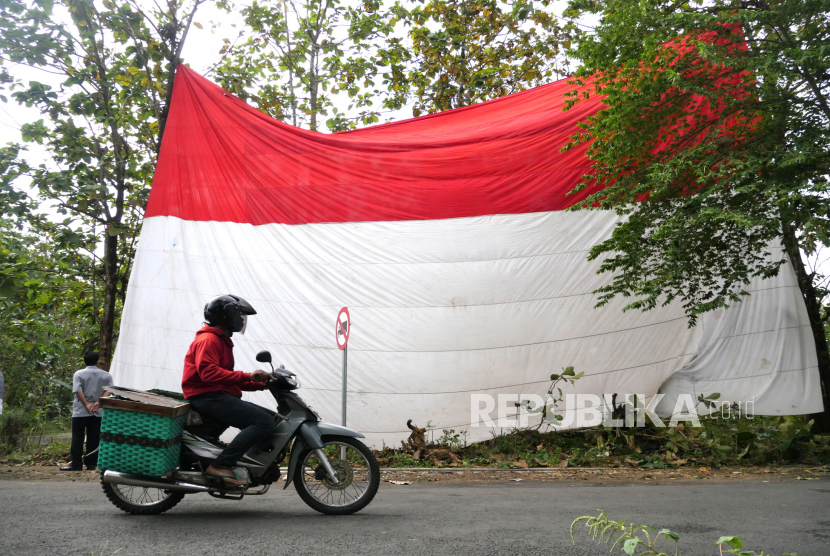  HUT RI: PBNU Ingatkan Umat untuk Tetap Bersyukur. Foto ilustrasi: Proses pengibaran bendera merah putih raksasa di  Sukoharjo, Jawa Tengah, Rabu (12/8). Pengibaran bendera merah putih dengan ukuran 16x12 meter ini untuk memeriahkan HUT RI ke-75. Prosesi penaikan bendera ini menggunakan upacara dan menyanyikan lagu Indonesia Raya secara bersama.