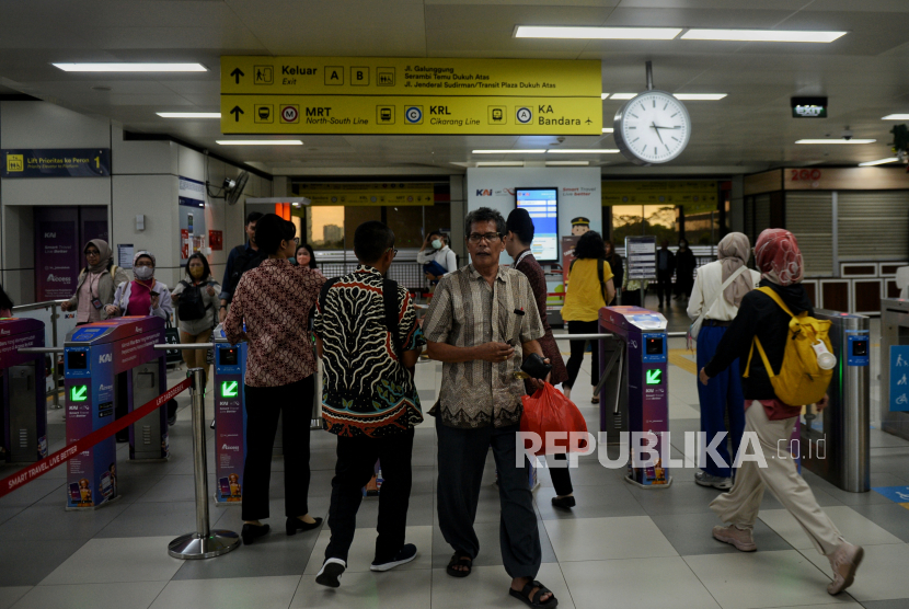 Passengers prepare to board Jabodebek Light Rail Transit (LRT) at Dukuh Atas station, Jakarta, Tuesday (9/1/2024). The Jabodebek LRT recorded a total of 4.5 million passengers from August 28, 2023 until the end of the year, or an average of 36,000 passengers per day. Meanwhile, PT Kereta Api Indonesia is targeting the number of LRT passengers this year to reach 25 million people or 69,000 people per day.