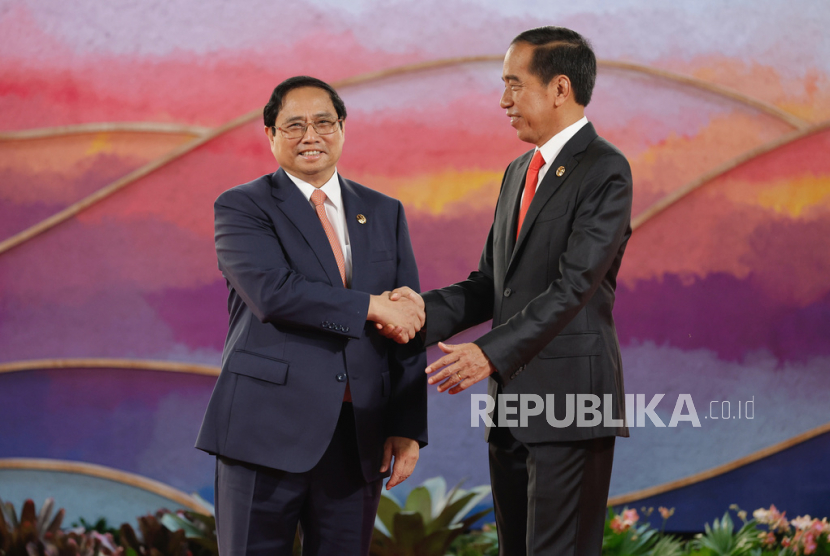 Presiden Indonesia Joko Widodo bersama Perdana Menteri Vietnam Pham Minh Chinh.