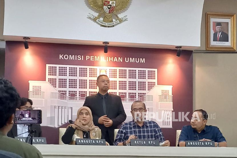 Komisioner KPU Betty Epsilon Idroos (kiri) dan Ketua KPU Hasyim Asyari (tengah) saat konferensi pers di Media Center KPU, Jakarta Pusat, Senin (19/2/2024) malam. 