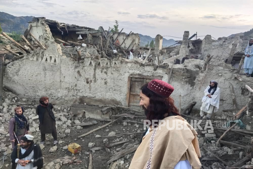  Dalam foto yang dirilis oleh kantor berita pemerintah Bakhtar ini, warga Afghanistan melihat kehancuran yang disebabkan oleh gempa bumi di provinsi Paktika, Afghanistan timur, Rabu, 22 Juni 2022.