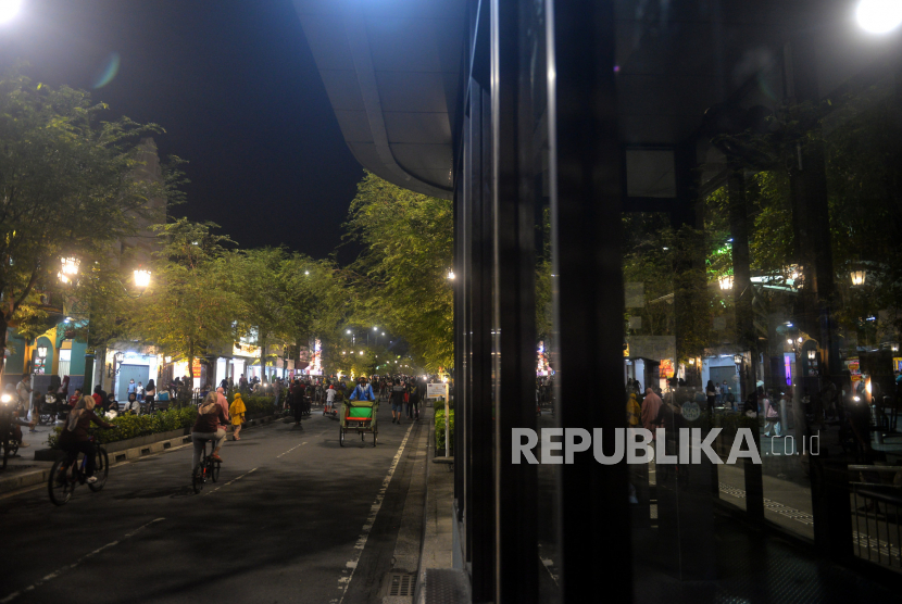 Pengunjung memadati jalan saat acara Kangen Selasa Wagen di Malioboro, Yogyakarta.
