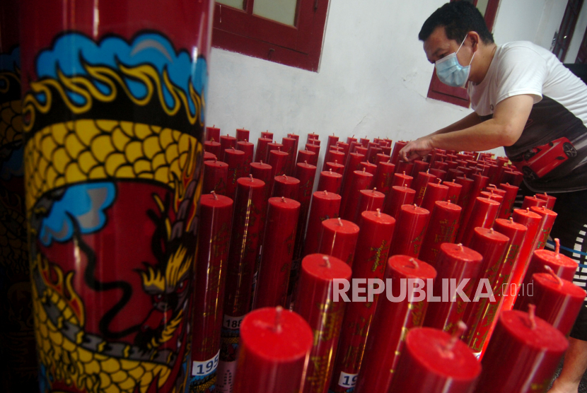 Pengurus menata lilin besar di Kelenteng Tek Hay Kiong, Tegal, Jawa Tengah, Rabu (10/2/2021). Menurut pengurus Kelenteng Tek Hay Kiong perayaan Toa Pe Kong dengan mengarak puluhan patung dewa dalam rangkaian Imlek ditiadakan akibat pandemi COVID-19 dan adanya pemberlakuan PPKM di Kota Tegal. 