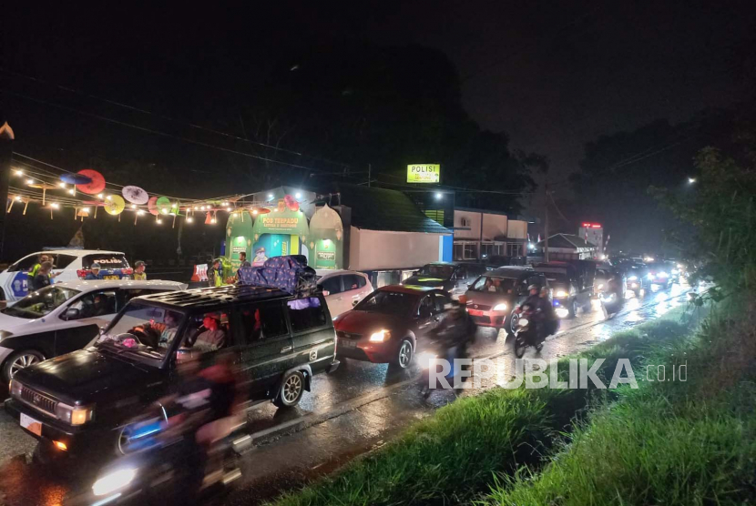 Kondisi arus lalu lintas dari arah Tasikmalaya menuju Garut di jalur Gentong, Kabupaten Tasikmalaya, Jawa Barat, Ahad (30/4/2023) malam. 