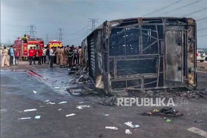 Sebuah bus terbakar di India barat pada Sabtu (1/7/2023) pagi waktu setempa. Transportasi di India kerap menelan korban jiwa  