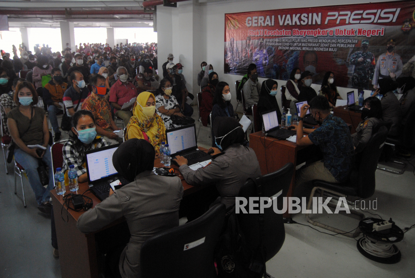 Ratusan warga antre mengikuti vaksinasi massal di gerai vaksin presisi Polresta Bogor Kota di halaman parkir Gedung DPRD Kota Bogor, Jawa Barat, Kamis (29/7)