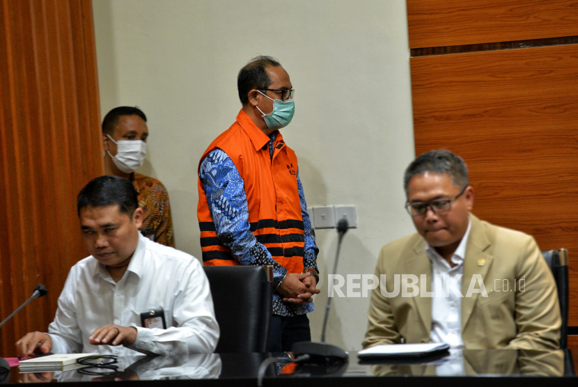  Hakim Agung Gazalba Saleh saat dihadirkan dalam konferensi pers penahanan tersangka di Gedung Merah Putih KPK, Jakarta, Kamis (8/12/2022). 