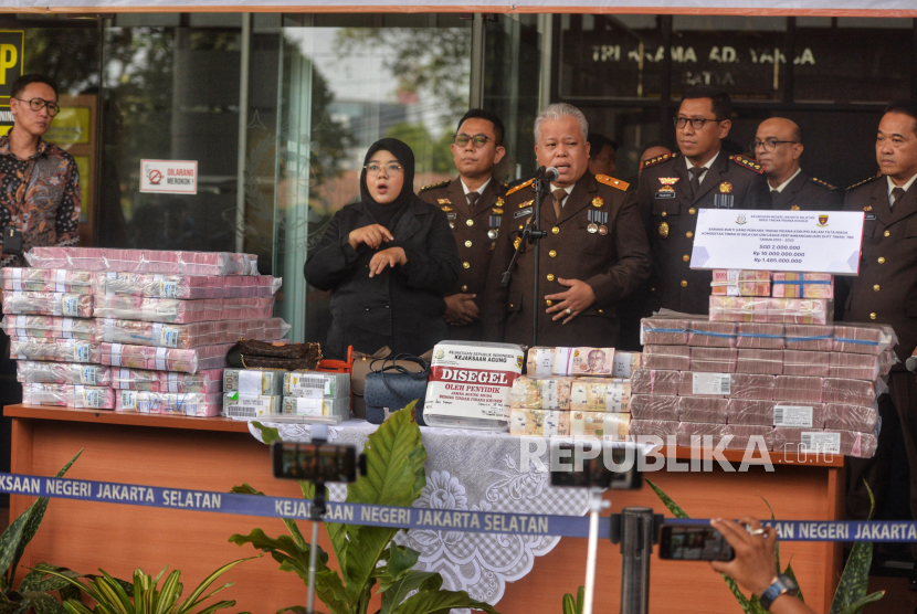 Kepala Pusat Penerangan Hukum Kejaksaan Agung Harli Siregar menunjukkan barang bukti  korupsi timah.