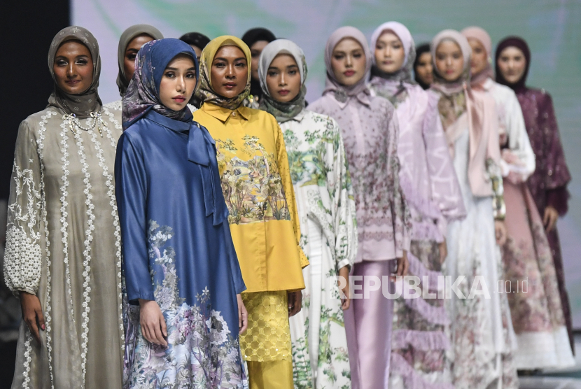 Model memperagakan busana muslim di ajang Jakarta Muslim Fashion Week (JMFW) 2025 di Indonesia Convention Exibition (ICE) BSD, Tangerang, Banten, Rabu (9/10/2024). Gelaran yang bertema Mark-Ink! tersebut diikuti sebanyak 200 desainer dengan 1000 koleksi busana dan diharapkan dapat mewujudkan pasar busana muslim Indonesia mampu menembus pasar global. 