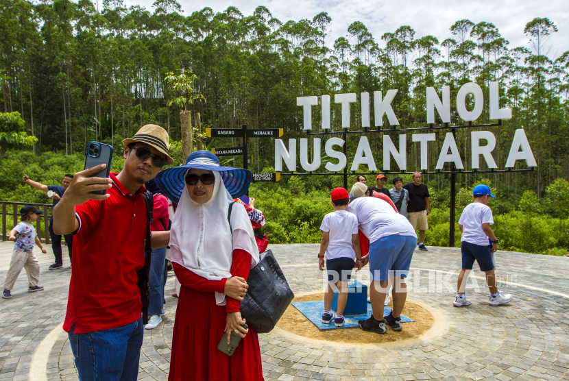 Warga berfoto di lokasi titik nol ibu kota negara (IKN) Nusantara di Kecamatan Sepaku, Kabupaten Penajam Paser Utara, Kalimantan Timur, Rabu (17/8/2022).