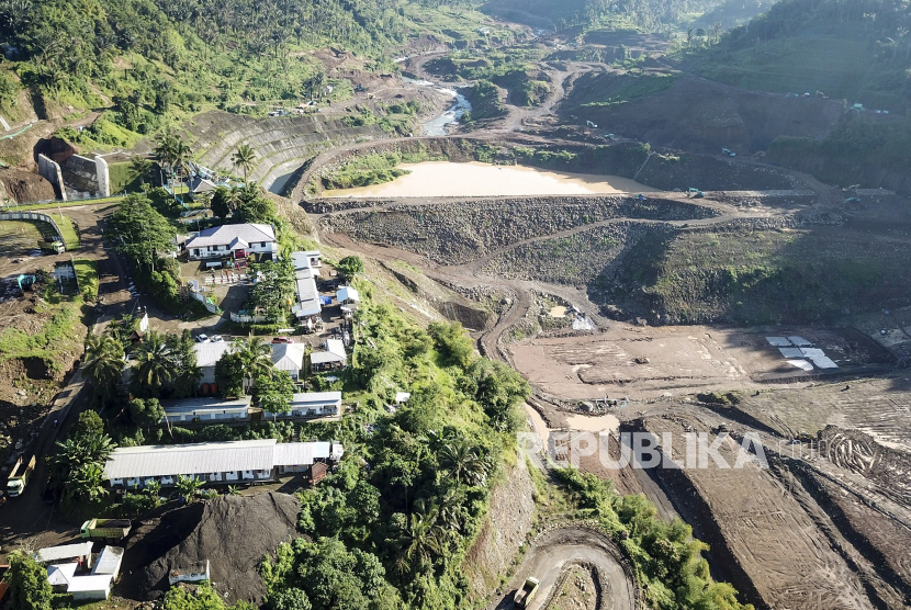Foto udara proyek pembangunan Bendungan Meninting di Desa Bukit Tinggi, Kecamatan Gunungsari, Lombok Barat, NTB, Kamis (11/5/2023). 