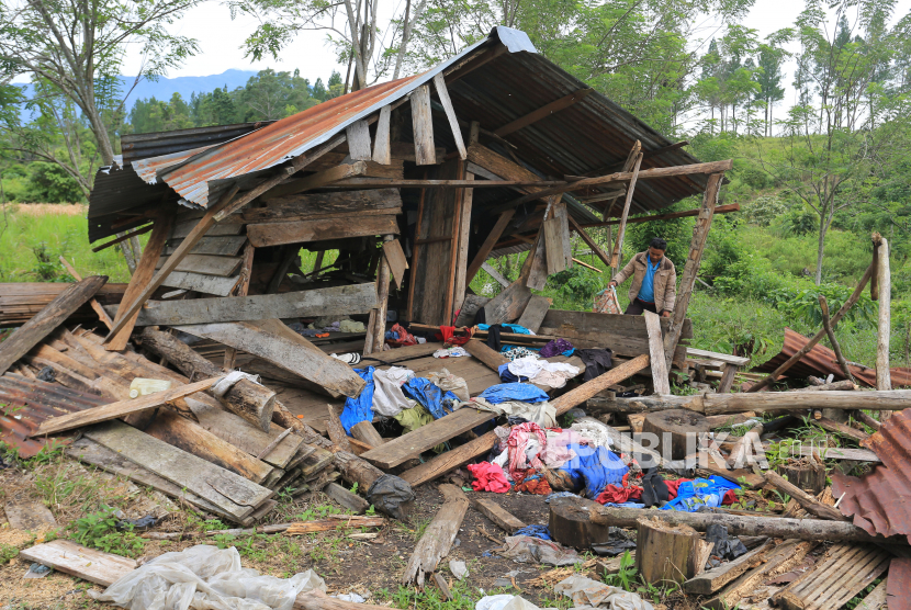 Rumah warga rusak oleh kawanan gajah (ilustrasi). 