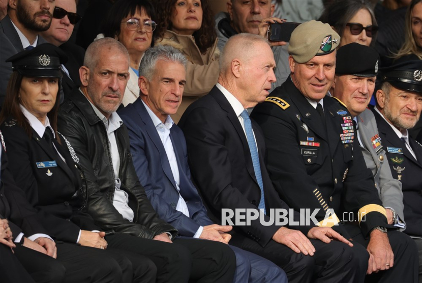 Kepala Mossad David Barnea (tengah) Direktur Shin Bet Ronen Bar (Kiri) , Menteri Pertahanan Yoav Galant (Dua dari tengah), Jenderal Militer AS Michael Kurilla (Kanan) 