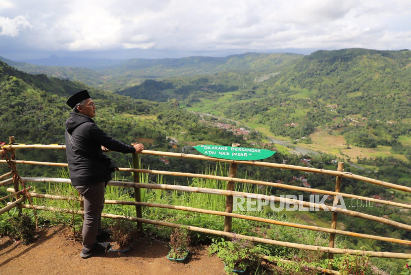 Wakil Bupati Garut, Helmi Budiman, melihat destinasi wisata Geopark Burungayun yang bertempat di Kampung Citapen, Desa Toblong, Kecamatan Cibalong, Kabupaten Garut, Sabtu (8/4/2023). 