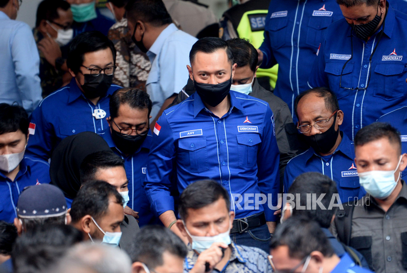 Ketua Umum Partai Demokrat Agus Harimurti Yudhoyono (AHY) usai mendatangi Kantor Direktorat jenderal aAdministrasi Hukum Umum Kementerian Hukum dan HAM, Kuningan Jakarta, Senin (8/3). Tujuan kedatangan AHY beserta jajaran pengurus tingkat daerah tersebut ingin menyampaikan pada Kemenkumham, jika kongres luar biasa (KLB) yang digelar kubu Moeldoko di Deli Serdang, Sumatera Utara (Sumut), ilegal.Prayogi/Republika.