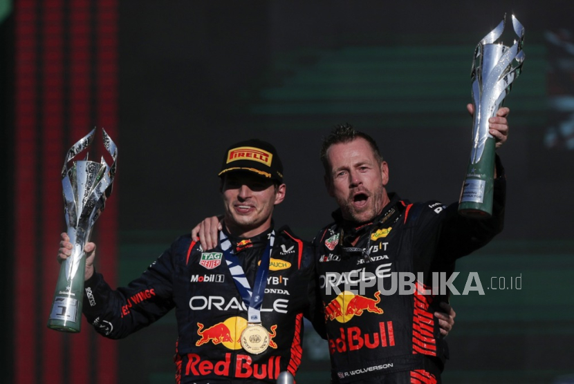 Pembalap Max Verstappen dari Red Bull Racing (kiri) berselebrasi dengan Red Bull engineer Richard Wholverson (kanan) usai juara Formula 1 (F1) GP Mexico City, Mexico, Ahad, 29 Oktober 2023.  
