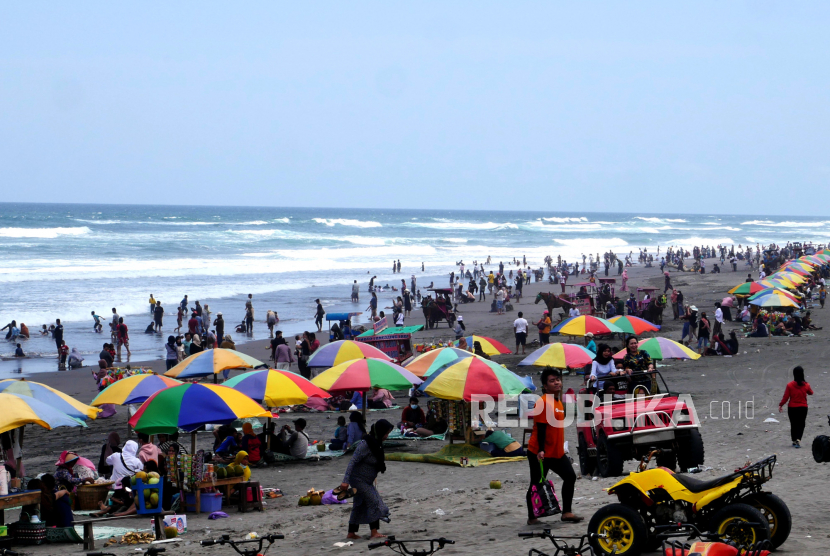 Warga berwisata di Pantai Parangtritis, Bantul, Yogyakarta.