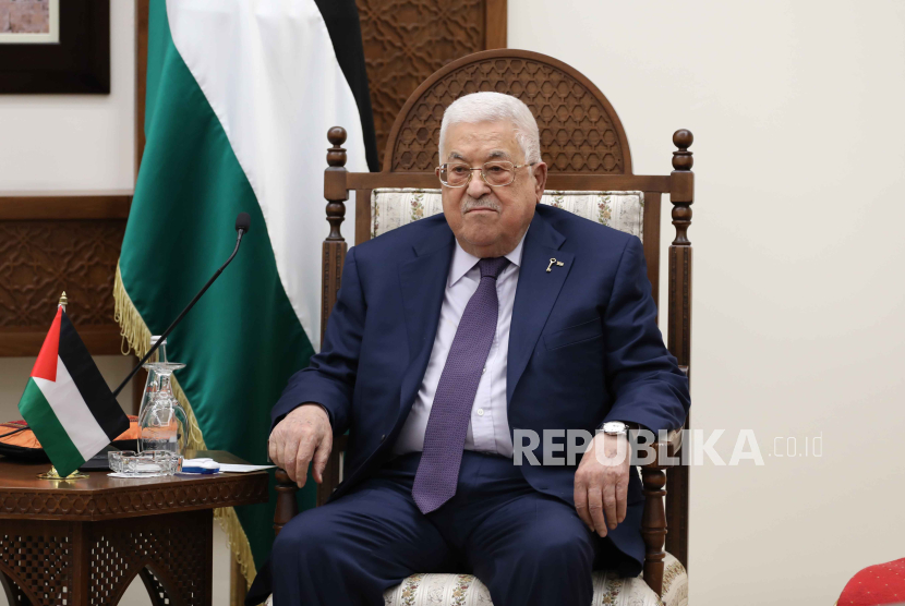 Presiden Palestina Mahmoud Abbas menyaksikan pertemuan dengan Menteri Luar Negeri AS Antony Blinken (tidak dalam gambar) di kota Ramallah, Tepi Barat, (5/11/2023). 