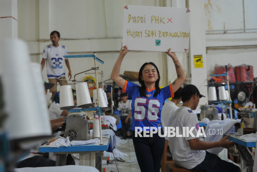 Selebgram Citayam Fashion Week (CFW) membawa tulisan berisi dukungan bagi pekerja dan pelaku UMKM konveksi di industri rumahan Sinergi Adv Nusantara, Jakarta, Rabu (30/4/2025). Kegiatan tersebut digelar sebagai bentuk dukungan terhadap pelaku UMKM khususnya dibidang tekstil dalam menghadapi gempuran produk impor juga mengajak masyarakat untuk menggunakan produk-produk lokal  Indonesia.