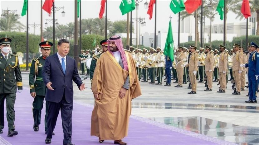 Hubungan bilateral yang meningkat antara Arab Saudi dan Iran akan “memperkuat solidaritas regional,” kata Presiden Cina Xi Jinping kepada Putra Mahkota Saudi Mohammed bin Salman (MbS) pada Selasa (28/3/2023).