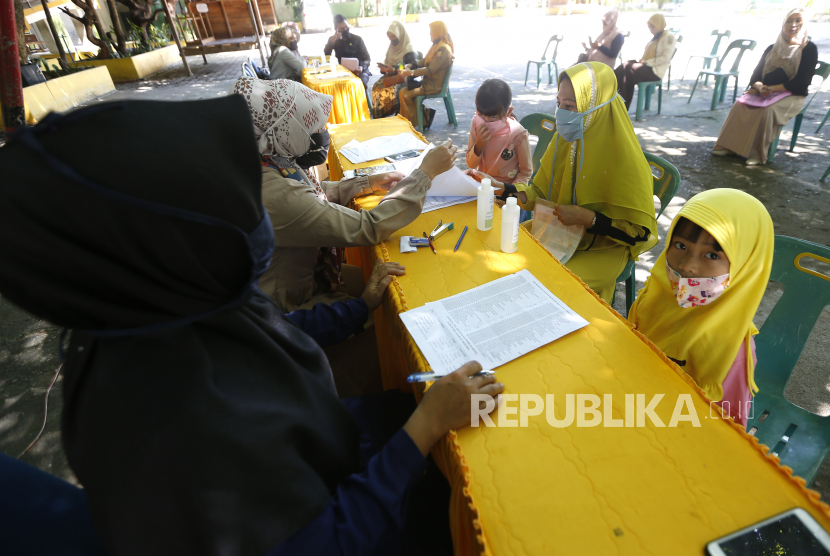 Calon pelajar Sekolah Dasar (SD) bersama orangtua mendaftar ulang sesuai zona PPDB di SD Negeri 1 Banda Aceh, Aceh, Selasa (9/6/2020). Pemerintah telah menyiapkan tatacara penerimaan peserta didik baru (PPDB) tahun ajaran 2020/2021 untuk jenjang TK, SD, SMP dan SMA baik secara online maupun langsung dengan menerapkan protokol kesehatan sebagai upaya mencegah penyebaran COVID-19