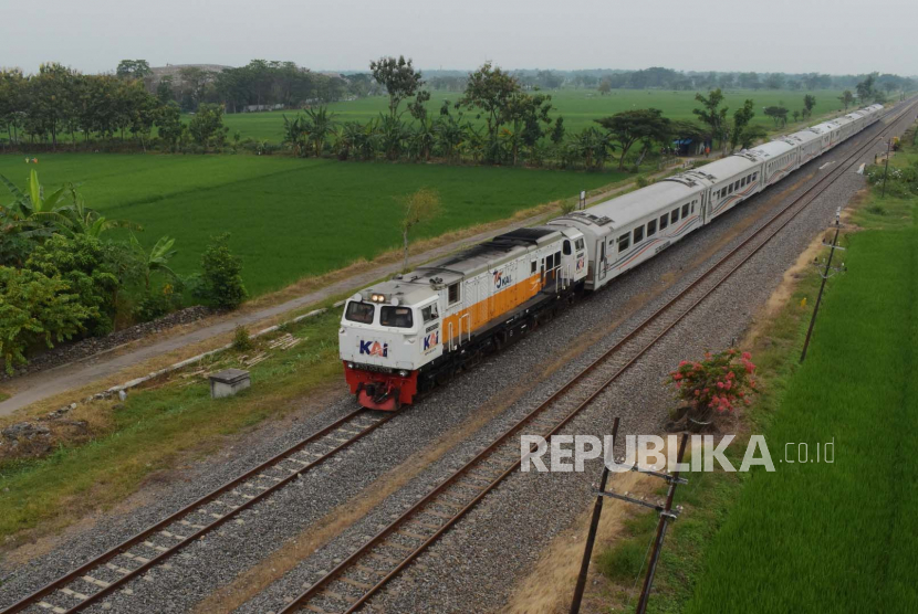 Rangkaian Kereta Api (KA) melaju. PT Kereta Api Indonesia (Persero) segera mengoperasikan KA Baturraden Ekspress relasi Purwokerto-Cikampek-Bandung pergi pulang (PP) mulai 25 Juni 2021.