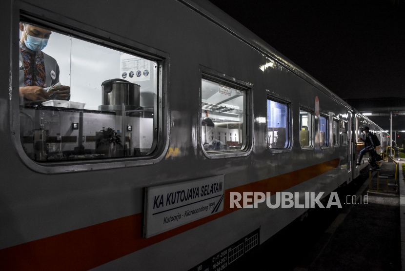 Sejumlah penumpang berjalan memasuki kereta api Kutojaya Selatan di Stasiun Kiaracondong, Kota Bandung, Kamis (29/4). VP Public Relations KAI Joni Martinus mengatakan, hanya 19 KA jarak jauh yang dioperasikan selama periode larangan mudik.