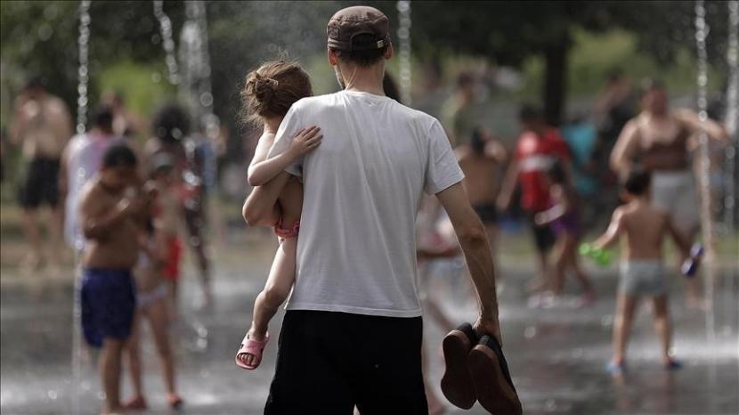 Suhu tinggi yang disebabkan oleh gelombang panas yang terus melanda Spanyol dan Portugal telah menewaskan sedikitnya 322 orang.
