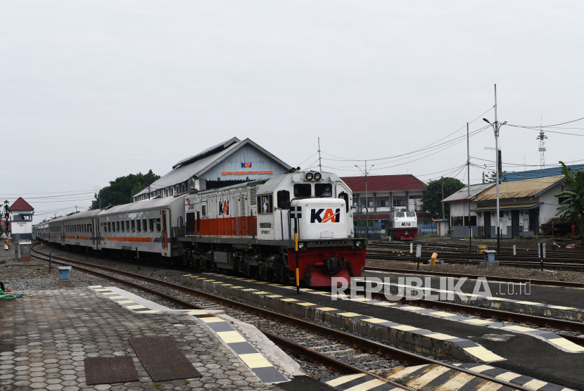 Kereta Api (KA) Kahuripan relasi Kiaracondong Bandung - Blitar melintas di kawasan Stasiun KA Madiun, Jawa Timur, Sabtu (3/7). PT Kereta Api Indonesia (Persero) atau KAI memastikan terus menjaga aset yang dimiliki.