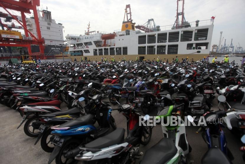 Kendaraan motor pemudik terparkir saat tiba di Pelabuhan Tanjung Priok, Jakarta, Rabu (20/6).