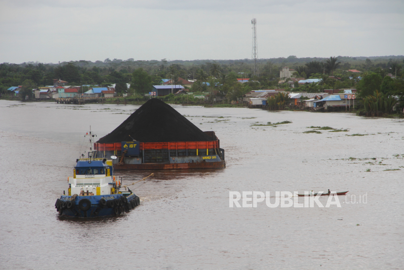 Kapal tongkang pengangkut batu bara melintas di Sungai Barito, Kabupaten Barito Kuala, Kalimantan Selatan, Kamis (5/1/2023). Kementerian ESDM memberikan kesempatan ekspor batu bara sampai 500 juta ton pada tahun ini.