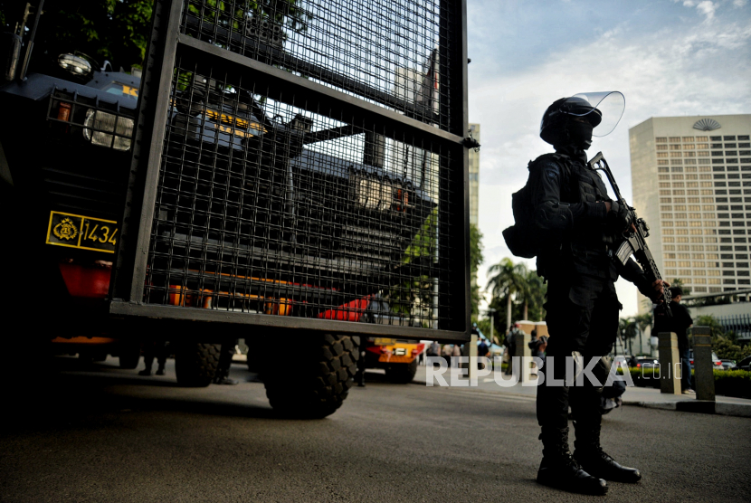 Ilustrasi. Petugas Kepolisian berjaga di area Bundaran Hotel Indonesia, Jakarta. Polda Metro Siapkan 8.000 Personel Amankan Natal dan Tahun Baru