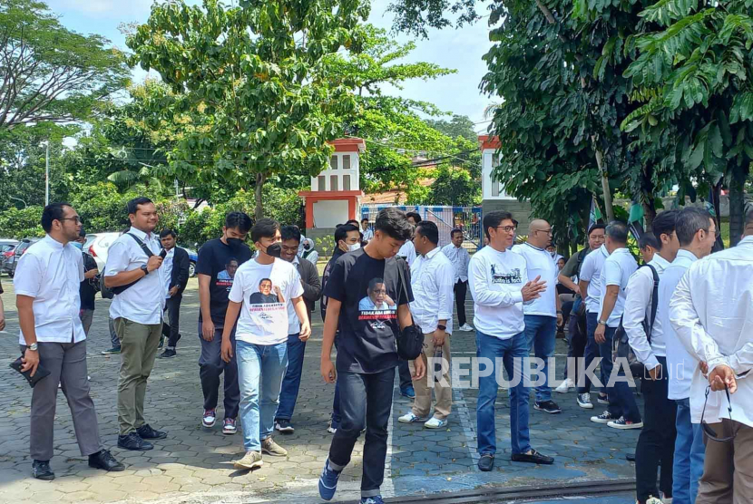 Ratusan Sahabat Anas Urbaningrum mulai memadati Lapas Sukamiskin, Kota Bandung, sekitar pukul 10.30 WIB, Selasa (11/4/2023).