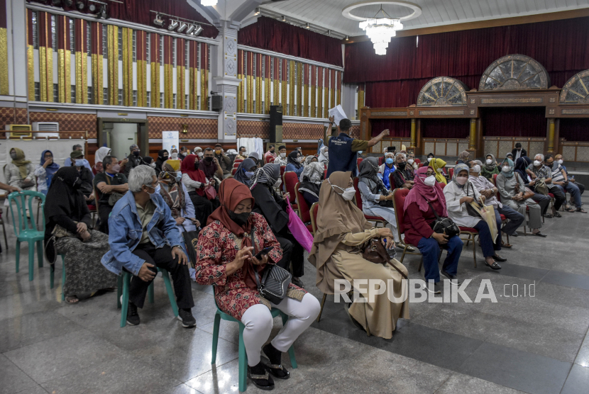 Sejumlah calon jamaah haji berada di area observasi usai menjalani vaksinasi Covid-19 dosis ketiga (booster) di Masjid Pusdai, Kota Bandung (ilustrasi)