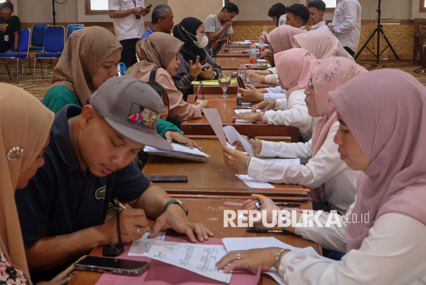 Antusiasme Wali Murid Daftar Sekolah Swasta Gratis di Depok