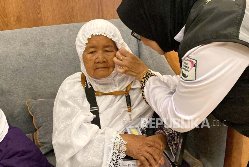 Petugas haji menyambut kedatangan jamaah dan melayani jamaah lansia di Madinah. 