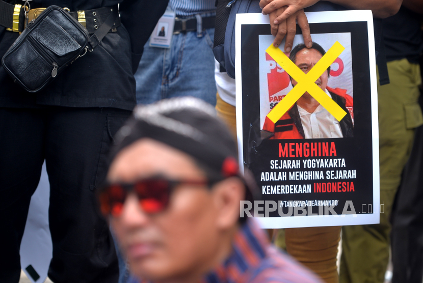 Paguyuban Masyarakat Ngayogyakarta Untuk Sinambungan Keistimewaan (PAMAN USMAN) menggelar aksi damai di Kantor DPW PSI, Yogyakarta, Senin (4/12/2023). 