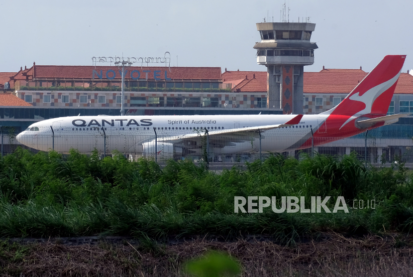 Pesawat Qantas Airways yang membawa ratusan warga negara Australia bersiap lepas landas di Bandara Internasional I Gusti Ngurah Rai, Badung, Bali. 