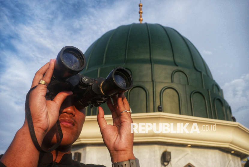 Petugas memantau penampakan hilal guna menetapkan 1 Ramadhan 1446 H di Masjid Al-Musyariin Basmol, Jakarta, Jumat (28/2/2025). Kementerian Agama (Kemenag) menggelar pemantauan hilal awal Ramadhan 1446 H pada 125 titik di seluruh Indonesia. Pemerintah resmi menetapkan 1 Ramadhan 1446 H jatuh pada Sabtu (1/3/2025). Penetapan awal Ramadhan tersebut diputuskan dalam sidang isbat yang digelar Kemenag.
