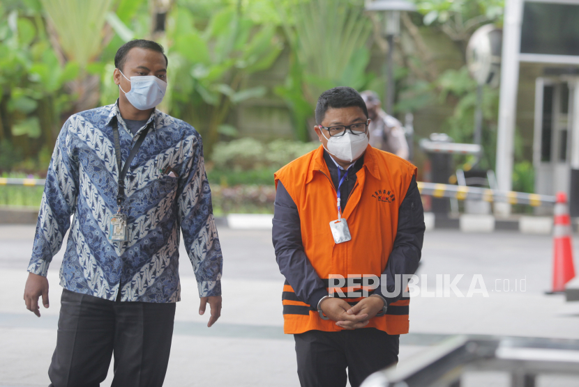 Safri (kanan) , tersangka mantan Staf Khusus Menteri KKP Edhy Prabowo, tiba untuk menjalani pemeriksaan, di gedung KPK, Jakarta, Selasa (9/2/2021).  KPK memeriksa Safri sebagai tersangka diperiksa terkait kasus dugaan tindak pidana korupsi ekspor benih lobster  