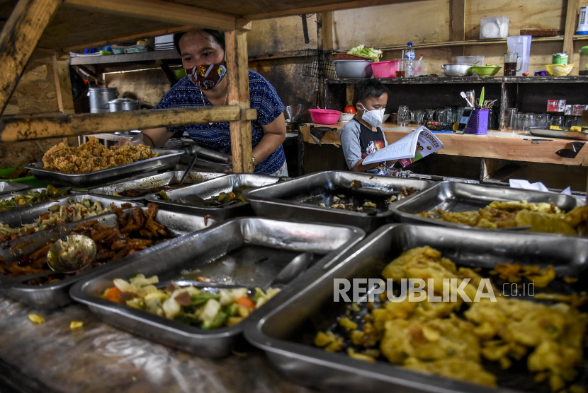 Seorang anak mengikuti pembelajaran jarak jauh (PJJ) di warung makan milik orangtuanya di Tamansari, Kota Bandung, Senin (30/8). Presiden Joko Widodo (Jokowi) memutuskan tetap memperpanjang kebijakan PPKM meskipun perkembangan kasus Covid-19 semakin menunjukan tren penurunan.