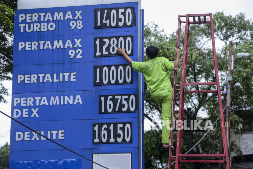 Petugas mengganti papan harga BBM di salah satu SPBU di kawasan Senen, Jakarta, Selasa (3/1/2023). Pemerintah resmi mengumumkan penurunan harga BBM jenis Pertamax dari Rp 13.900 per liter menjadi Rp 12.800 per liter, Pertamax Turbo dari Rp 15.200 per liter menjadi Rp 14.050 per liter, Dexlite dari Rp 18.300 per liter menjadi Rp 16.150 per liter dan Pertamina Dex dari Rp 18.800 per liter menjadi Rp 16.750 per liter yang mulai berlaku per 3 Januari 2023 pukul 14.00 WIB. Republika/Putra M. Akbar