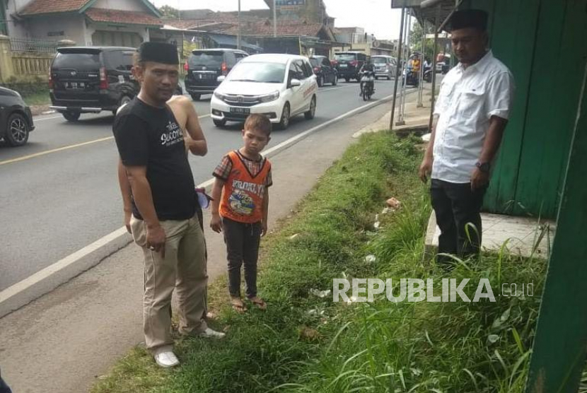 Polisi menunjukkan TKP pemudik meninggal dunia di pinggir Jalan Raya Malangbong, Kabupaten Garut, Rabu (26/4/2023). 