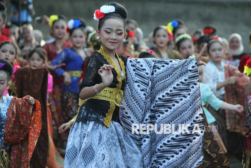 Puluhan anak-anak tampil membawakan Tari Ngabatik saat pembukaan Bandung Art Festival ke-11 (BAF 11) di Taman Budaya Jawa Barat, Kota Bandung, Jumat (25/7/2025). Kegiatan tersebut menghadirkan 1000 seniman dari berbagai disiplin seni dari dalam dan luar negeri. BAF berlangsung dari 25-28 Juli 2025