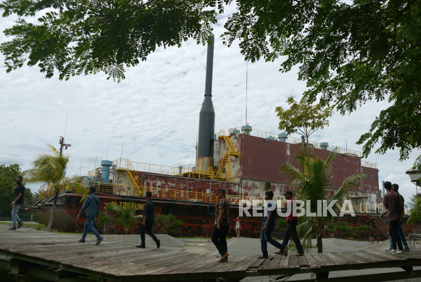 Sejumlah pengunjung menikmati liburan di komplek wisata situs tsunami PLTD Apung, Desa Punge, Blancut, Banda Aceh, Aceh.