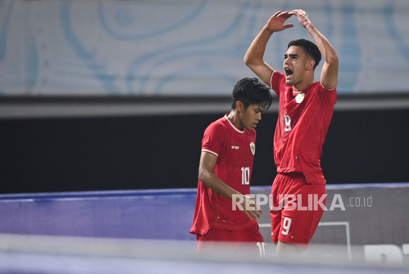 Pesepak bola Timnas Indonesia Jens Raven (kanan) dan rekannya Muhammad Kafiatur (kiri) berselebrasi usai membobol gawang Timnas Thailand dalam pertandingan final Piala ASEAN U-19 Boys Championship atau AFF U-19 di Stadion Gelora Bung Tomo, Surabaya, Jawa Timur, Senin (29/7/2024). 