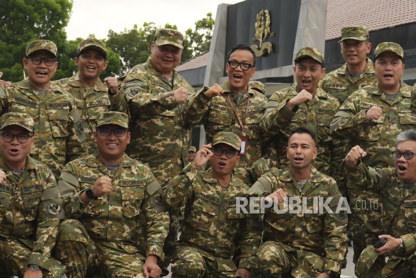 Jajaran Kabinet Merah Putih berfoto bersama sebelum mengikuti acara Parade Senja dalam rangka acara kegiatan rapat kerja dan retret Kabinet Merah Putih 2024-2029 di Lapangan Pancasila, Akademi Militer (Akmil) Magelang, Jawa Tengah, Jumat (25/10/2024). Parade Senja yang menjadi rangkaian dalam pembekalan Kabinet Merah Putih tersebut digelar untuk mengingatkan jasa para pahlawan yang berjuang dalam kemerdekaan dan menjaga kedaulatan Negara Kesatuan Republik Indonesia. 