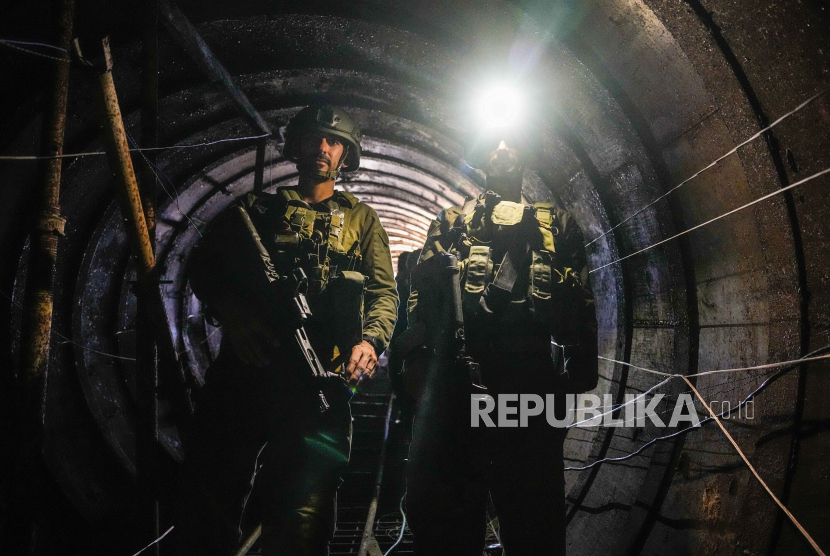 Pasukan Israel berada di terowongan di Gaza. Sejumlah tentara Israel kembali ditawan ketika memasuki terowongan serupa pada Sabtu (25/5/2024.